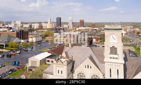 Soffici nuvole bianche appaiono dopo la pioggia stoem nel centro cittadino di Akron, Ohio Foto Stock