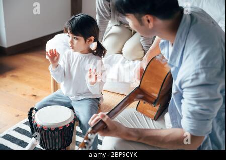 Mamma e papà cantano a casa Foto Stock