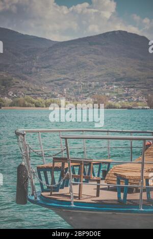 Parte anteriore del passeggero piccolo traghetto sul lago di Ohrid, Repubblica di Macedonia Foto Stock