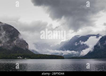 Lago Hallstatt in una giornata foggosa e nuvole tra le montagne Foto Stock