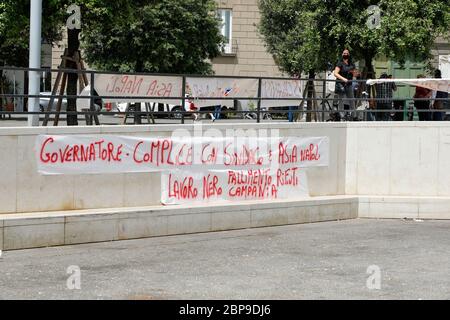 Napoli, CAMPANIA, ITALIA. 15 maggio 2019. 05/18/2020 Napoli, un operaio asiatico cerca di suicidarsi appeso sotto Palazzo San Giacomo a Napoli in Piazza Municipio Credit: Fabio Sasso/ZUMA Wire/Alamy Live News Foto Stock