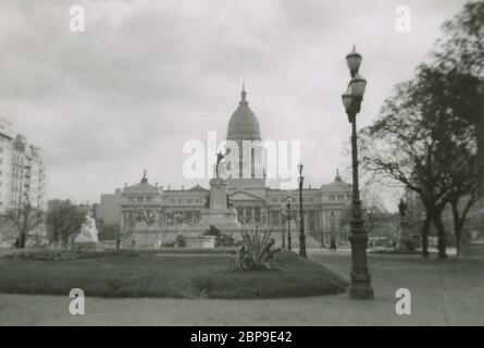 Fotografia d'epoca, Palazzo del Congresso Nazionale Argentino. Il Palacio del Congreso Nacional Argentino è un edificio monumentale di Belle Arti e sede del Congresso Nazionale Argentino. Foto scattata il 6–8 luglio 1955 da un passeggero debarato da una nave da crociera. FONTE: FOTOGRAFIA ORIGINALE Foto Stock