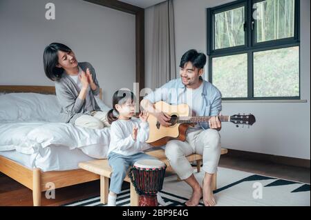 Mamma e papà cantano a casa Foto Stock