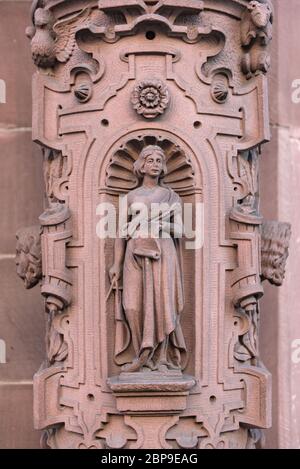 La scultura in pietra arenaria sulla facciata esterna del rathaus roemer frankfurt am main Germania Foto Stock