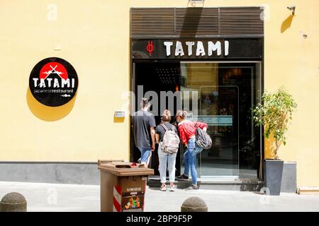 Napoli, CAMPANIA, ITALIA. 15 maggio 2019. 18/05/2020 Napoli, i negozi riaprono dopo due mesi di chiusura per la pandemia a Covid-19 Credit: Fabio Sasso/ZUMA Wire/Alamy Live News Foto Stock