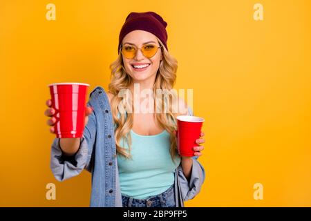 Foto di attraente signora lungo riccio capelli buon umore studenti partito bere birra tazza rossa dare agli ospiti alcol indossare casual denim camicia sole specifiche Foto Stock