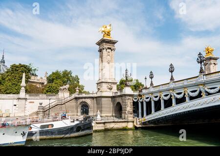 Il Pont Alexandre III ponte sulla Senna e Petit Palais sul fiume, Parigi, Francia. Foto Stock