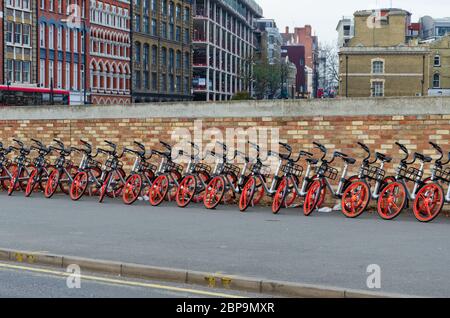 Londra, UK: 2 dicembre 2017: Le biciclette pubbliche operate da Mobike sono pronte per i clienti a Clerkenwell. Foto Stock