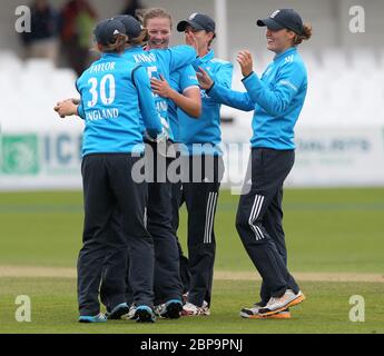 SCARBOROUGH, INGHILTERRA - Anya Shrubarsole of England celebra con Heather Knight dopo aver preso il wicket di Karu Jain durante la prima Giornata Internazionale tra Inghilterra Donne e India Donne a Scarborough CC, North Marie Road, Scarborough giovedì 21 agosto 2014 (Credit: Mark Fletcher| MI News) Foto Stock