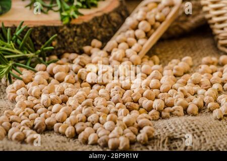 Ceci crudi e sani, legume semplice ma delizioso utilizzato nella cucina mediorientale Foto Stock