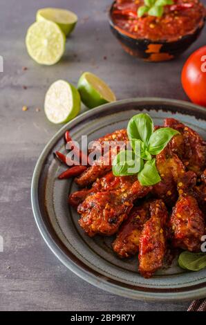 Ali di pollo salsa calda, delizioso, posto per il testo, luogo per la pubblicità Foto Stock