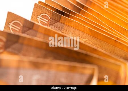 Primo piano di Neat Stack of Orange European Foreign Currency Paper Bills. Foto Stock