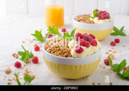 Il Granola cotta con zucchero, dadi, sciroppo d'acero Foto Stock