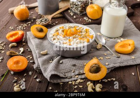 Albicocche domestico musli yogurt con il latte e croccante di dadi e sementi sane chia Foto Stock