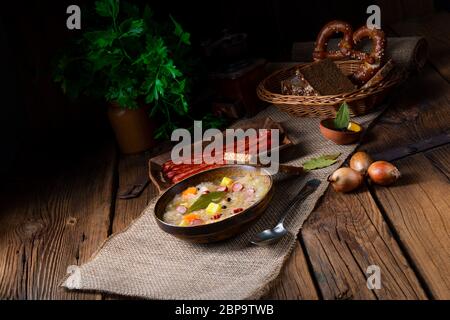 Rustico zuppa di crauti con pancetta e salsicce Foto Stock