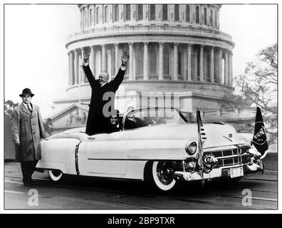 DWIIGHT D EISENHOWER INAUGURAZIONE 1953 nella sua Cadillac sessantadue Eldorado Special, in sella alla sua prima inaugurazione in una Cadillac Eldorado bianca Washington DC USA Foto Stock