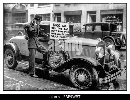 Wall STREET 1900 CRASH VINTAGE AUTO VENDITA The Wall Street Crash finanziario del 1929 Archivio New York Wall Street USA con questo speculatore uomo d'affari città cercando di vendere la sua auto per 100 dollari in contanti avendo perso tutti sul mercato azionario Foto Stock