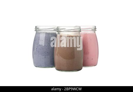 Frullati di mirtillo, fragola e cioccolato isolati su sfondo bianco Foto Stock