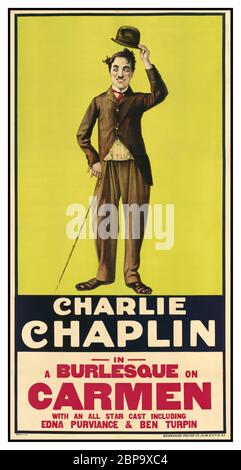 Charlie Chaplin d'epoca con cappello e poster per litografia a bastone da passeggio 1915 in UNA BURLESQUE sul cinema Carmen con un cast di stelle, tra cui Edna Purviance e ben Turpin. A Burlesque on Carmen è il tredicesimo film di Charlie Chaplin per Essanay Studios, originariamente pubblicato come Carmen il 18 dicembre 1915. Chaplin ha giocato il leader e Edna Purviance ha giocato Carmen. Il film è una parodia della Carmen 1915 di Cecil B. DeMille, che è stata un'interpretazione della famosa novella Carmen di Prosper Mérimée Foto Stock