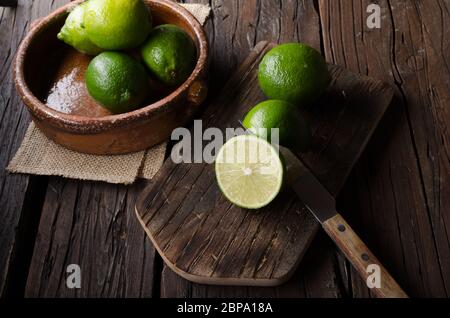 Lime fresco sul pannello di legno, bio frutta, cibo fotografia, stock di prodotti alimentari Foto Stock