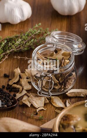 Rustico zuppa di funghi, ceco foresta di funghi freschi raccogliere nei boschi Foto Stock