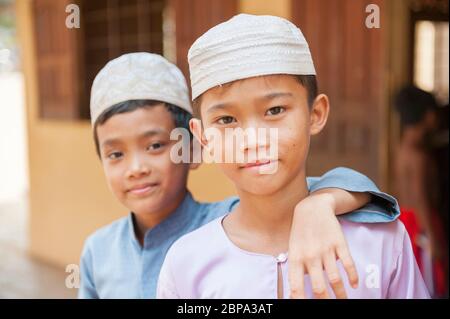 Giovani ragazzi musulmani in un villaggio rurale di Cham. Cambogia centrale, Sud-est asiatico Foto Stock