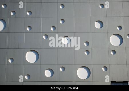 Texture di sfondo. Una parete con fori rotondi sotto forma di bolle di gas. Foto Stock