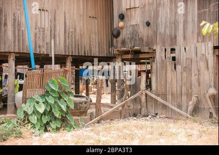 Case, recinzioni, piante e lavaggio in un villaggio rurale Cham. Cambogia centrale, Sud-est asiatico Foto Stock