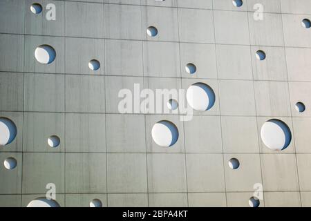 Texture di sfondo. Una parete con fori rotondi sotto forma di bolle di gas. Foto Stock