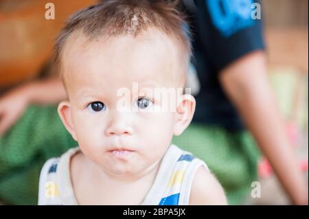 Un ritratto di un ragazzo in un villaggio rurale di Cham. Cambogia centrale, Sud-est asiatico Foto Stock