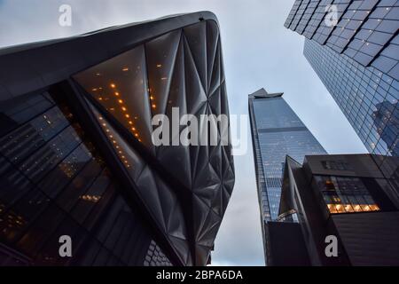 Manhattan, New York, NY, Stati Uniti - 4 dicembre 2019. Architettura con vista a occhio di worm vicino al parco High Line, sopra le strade sul lato ovest di Manhattan. La Shed . Foto Stock