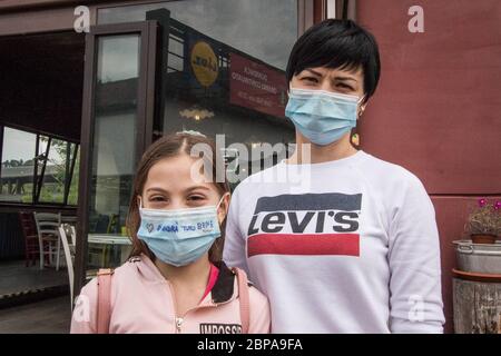 Perugia inizio fase 3 del virus corona di emergenza primo giorno di riapertura per parrucchieri, ristoranti e negozi. Madre e figlia che pranzano all'esterno. (Bianconi Emanuela/Fotogramma, Perugia - 2020-05-18) p.s. la foto e' utilizzabile nel messaggio del contenuto in cui e' stata attaccata, e senza intendimento difamatorio del decoro delle persone rappresentate Foto Stock