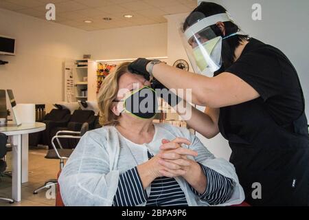 Perugia inizio fase 3 del virus corona di emergenza. Primo giorno di riapertura per parrucchieri, ristoranti e negozi. Salone di bellezza, estetista che lotta con la rimozione dei capelli del viso, indossa una maschera protettiva. (Bianconi Emanuela/Fotogramma, Perugia - 2020-05-18) p.s. la foto e' utilizzabile nel messaggio del contenuto in cui e' stata attaccata, e senza intendimento difamatorio del decoro delle persone rappresentate Foto Stock