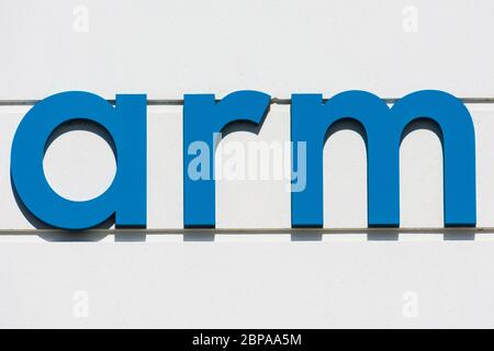 Il marchio e il logo ARM sulla facciata della multinazionale britannica di semiconduttori e software design Company - San Jose, California, USA - 2020 Foto Stock
