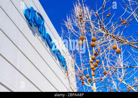 Logo e firma della tecnologia micron sfocati presso la sede della Silicon Valley, hub high-tech della zona della baia di San Francisco - San Jose, CA, USA - 2020 Foto Stock