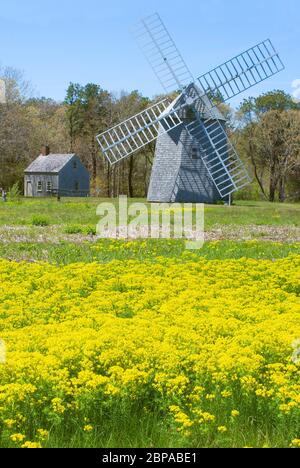 Mulino a vento di fattoria di Higgins (1795) in Brewster, Mass. Su Cape Cod in un giorno di primavera. Foto Stock