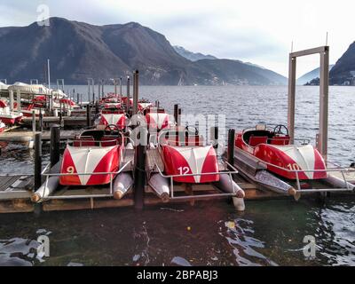 Lugano, Svizzera - 2 febbraio 2018: Pedalò inutilizzate che riposano sul molo Foto Stock