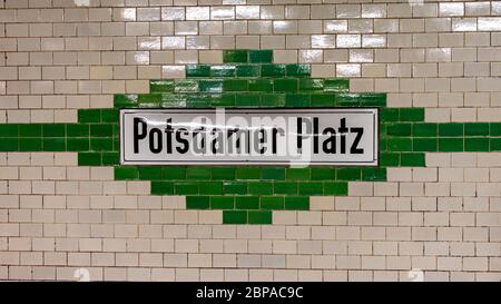 Berlino / Germania - 10 marzo 2017: Stazione della metropolitana Potsdamer Platz a Berlino, Germania Foto Stock