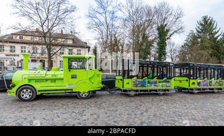 Wittenberg / Germania - 26 febbraio 2017: Wittenberger Altstadtbahn autobus turistico che ferma presso i principali luoghi turistici di Lutherstadt Wittenberg, Sassonia-Anha Foto Stock