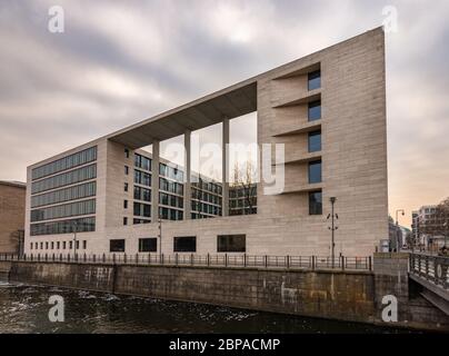 Berlino / Germania - 12 febbraio 2017: Ufficio federale degli esteri (Auswärtiges Amt), edificio del ministero degli esteri della Repubblica federale di Germania a Berlino Foto Stock