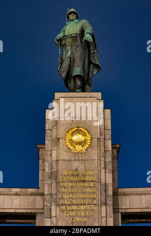 Berlino / Germania - 4 marzo 2017: Il memoriale della guerra sovietica a Tiergarten, eretto per commemorare 80,000 soldati delle forze armate sovietiche che sono morte du Foto Stock