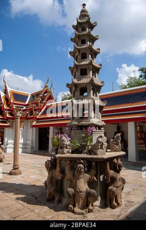 Wat Suthat Thepwararam è uno dei più antichi e suggestivi templi buddisti di Bangkok Foto Stock