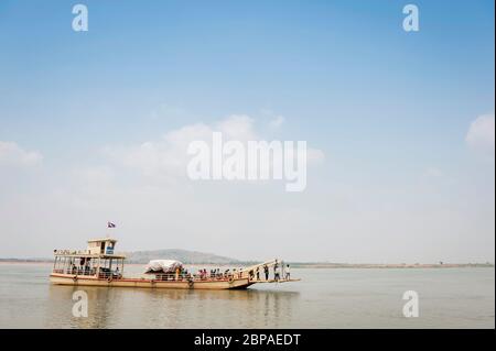 Ferry boat with passengers crossing the Mekong River. Kampong Cham Province, Cambodia, Southeast Asia Foto Stock