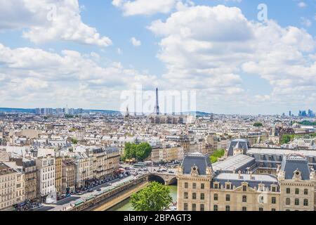 La foto mostra la città di Parigi di giorno dalla famosa cattedrale di Notre-Dame de Paris. Foto Stock