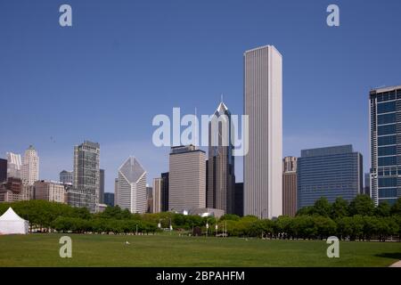 Vista dello skyline di Chicago visto da Grant Park. Inclusi i grattacieli storici di Chicago Foto Stock