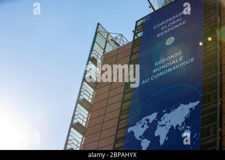 BRUXELLES, Belgio - quarto maggio 2020 : il banner "Coronavirus - Global Response" visualizzato sul fronte dell'edificio Berlaymont, la sede centrale Foto Stock