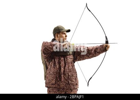 Cacciatore uomo in uniforme camuflage con un arco e una freccia isolati su sfondo bianco Foto Stock