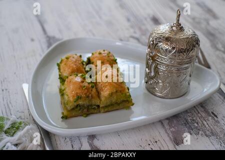 Tradizionale Baklava turco Dessert e caffè turco in tazza di caffè orientale sulla tavola di legno, Foto Stock