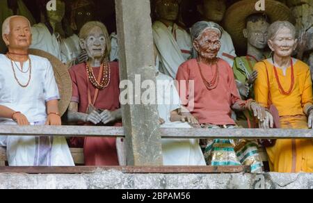 Tombe di roccia con tau ta a Leha, Tana Toraja, Sulawesi, Indonesia. Foto Stock