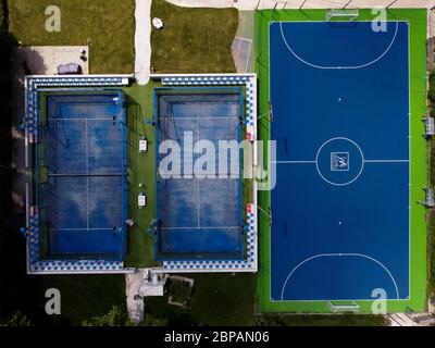 Torino, Italia. 18 maggio 2020. TORINO - 18 maggio 2020: (NOTA PER LA REDAZIONE: Immagine creata con un drone) La vista aerea mostra un campo futsal vuoto (calcetto) e due campi da padel. Il blocco dovuto al COVID-19 coronavirus emergenza ha vietato tutte le attività sportive. (Foto di Nicolò campo/Sipa USA) Credit: Sipa USA/Alamy Live News Foto Stock